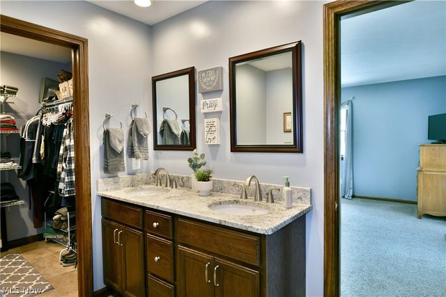 9271 Hillview Drive NE, Warren, OH 44484