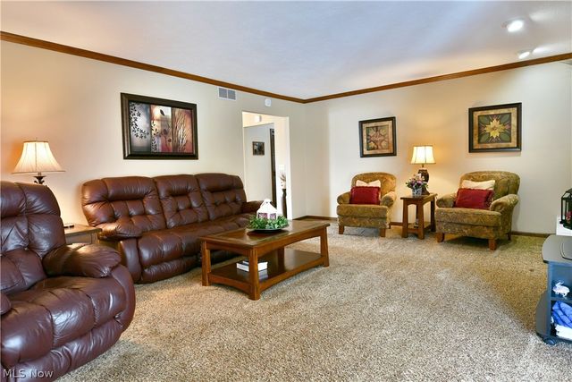 9271 Hillview Drive NE, Warren, OH 44484