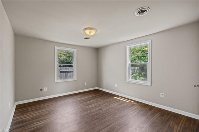 12 Tennis LN, Hampton, VA 23663