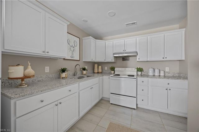 12 Tennis LN, Hampton, VA 23663