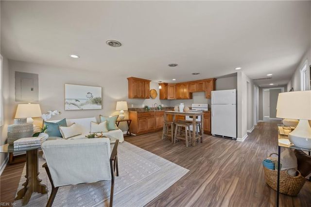 12 Tennis LN, Hampton, VA 23663