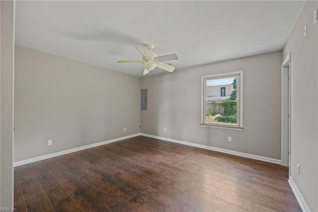 12 Tennis LN, Hampton, VA 23663