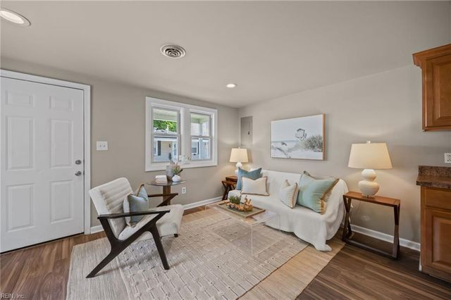 12 Tennis LN, Hampton, VA 23663