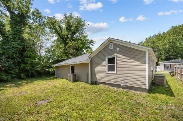 12 Tennis LN, Hampton, VA 23663