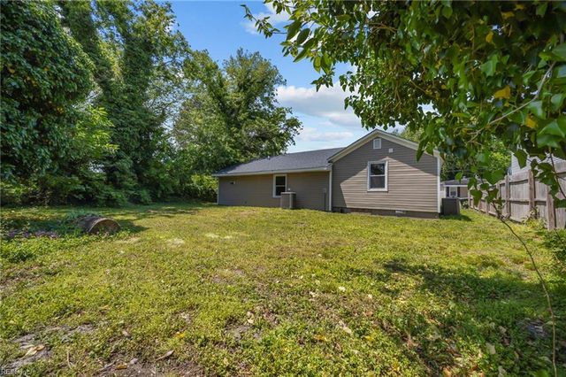 12 Tennis LN, Hampton, VA 23663