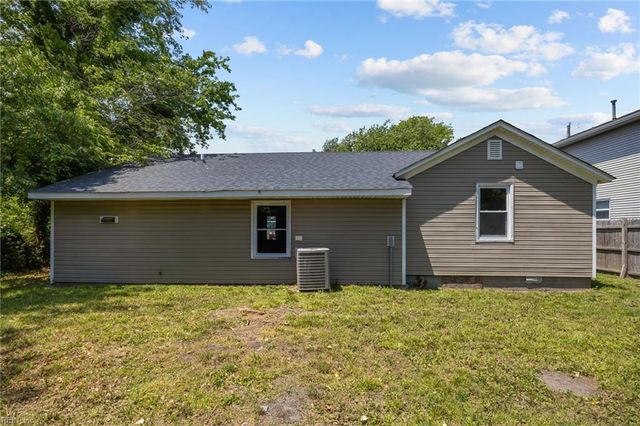 12 Tennis LN, Hampton, VA 23663