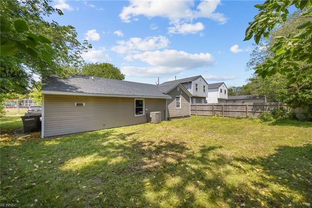 12 Tennis LN, Hampton, VA 23663