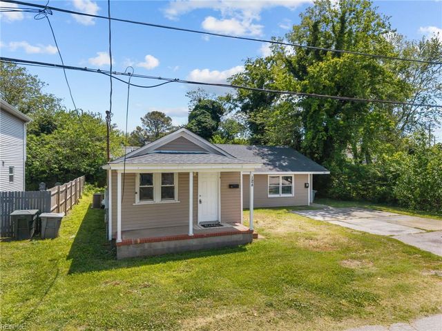 12 Tennis LN, Hampton, VA 23663