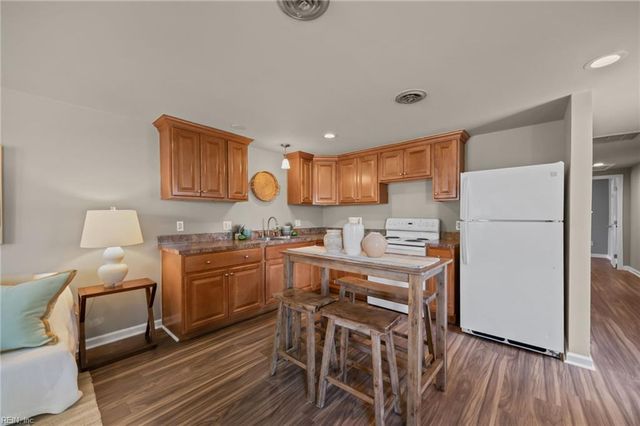 12 Tennis LN, Hampton, VA 23663