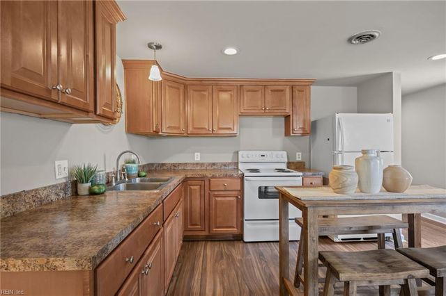 12 Tennis LN, Hampton, VA 23663