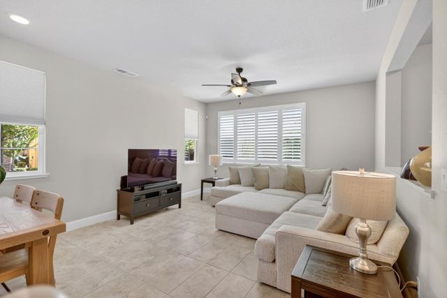 211 Rochdale St, Roseville, CA 95661