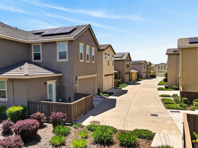 211 Rochdale St, Roseville, CA 95661