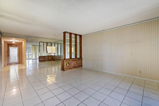9201 Sunrise Lakes Boulevard 107, Sunrise, FL 33322