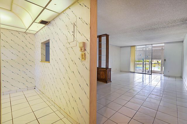 9201 Sunrise Lakes Boulevard 107, Sunrise, FL 33322