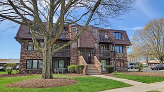 207 Uteg Street 201, Crystal Lake, IL 60014