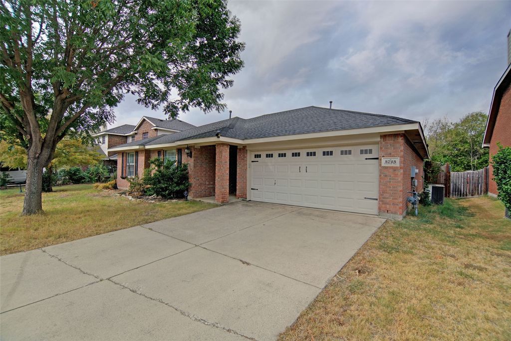 5725 Lionfish Way, Fort Worth, TX 76131 — photo 2