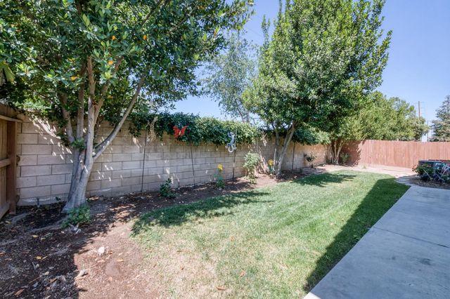 5981 E Via Manzi Drive, Fresno, CA 93727