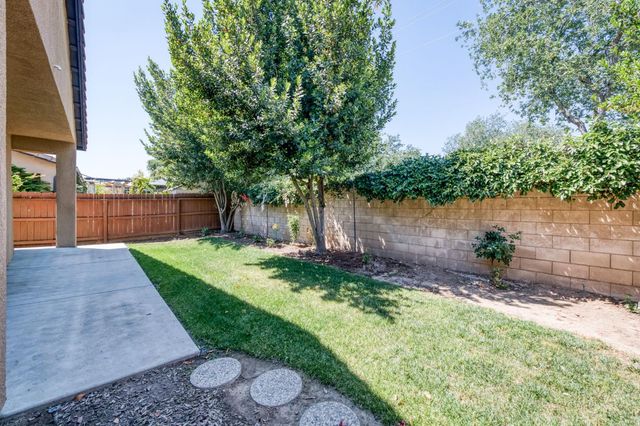 5981 E Via Manzi Drive, Fresno, CA 93727
