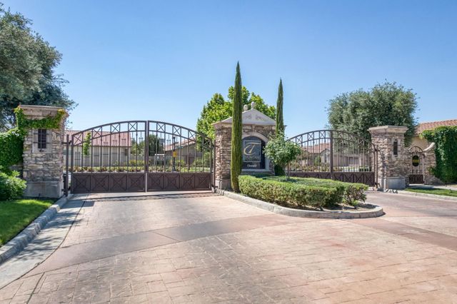 5981 E Via Manzi Drive, Fresno, CA 93727
