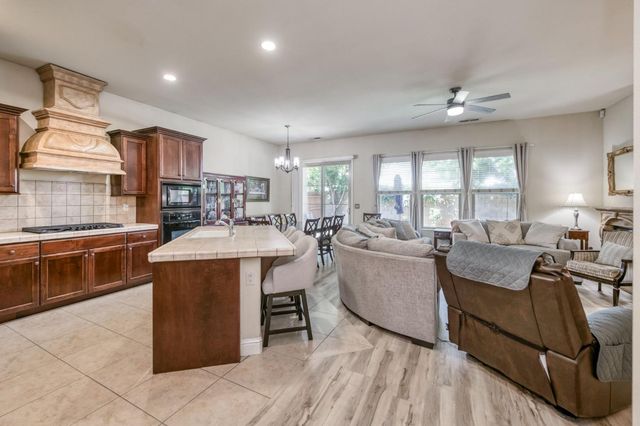 5981 E Via Manzi Drive, Fresno, CA 93727