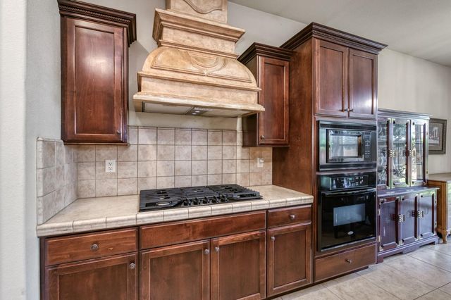 5981 E Via Manzi Drive, Fresno, CA 93727