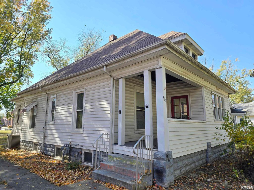 Image 1 of property listing at 865 E BROADWAY Street, Centralia, IL 62801