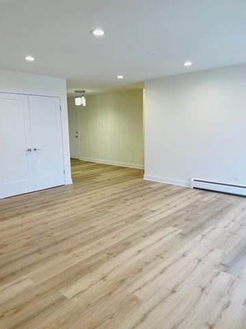 1777 Dewes Street E, Glenview, IL 60025