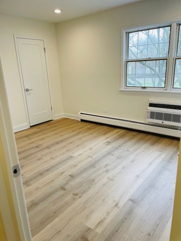 1777 Dewes Street E, Glenview, IL 60025