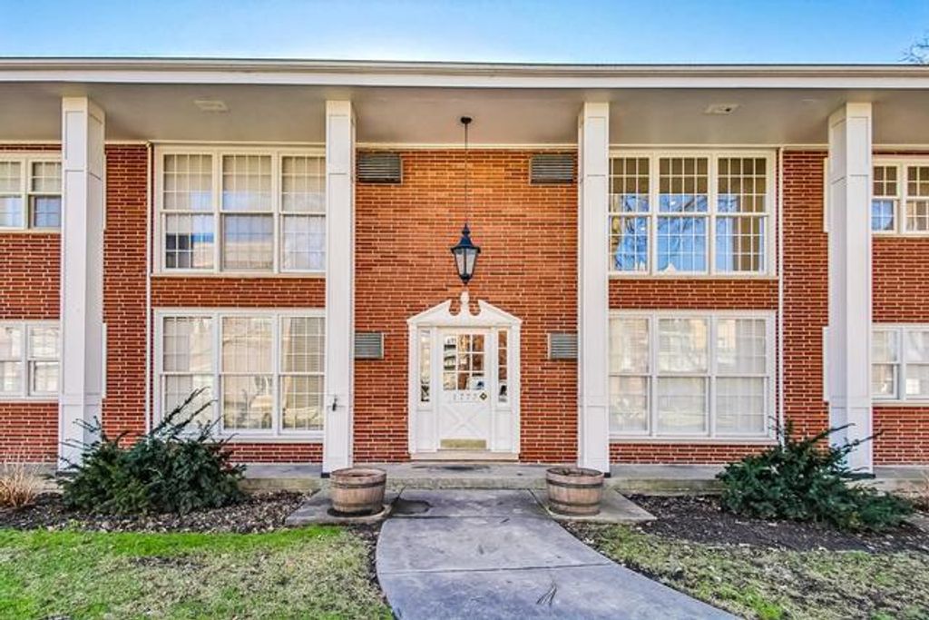 1777 Dewes Street E, Glenview, IL 60025
