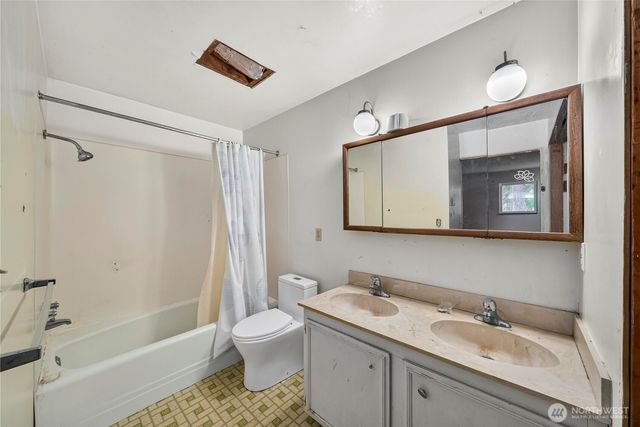 16030 33rd Avenue NE, Lake Forest Park, WA 98155