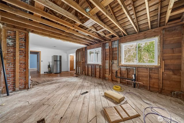 16030 33rd Avenue NE, Lake Forest Park, WA 98155
