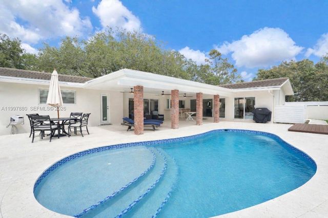 8300 SW 158th St, Palmetto Bay, FL 33157