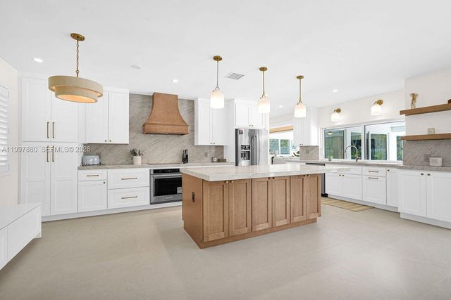 8300 SW 158th St, Palmetto Bay, FL 33157