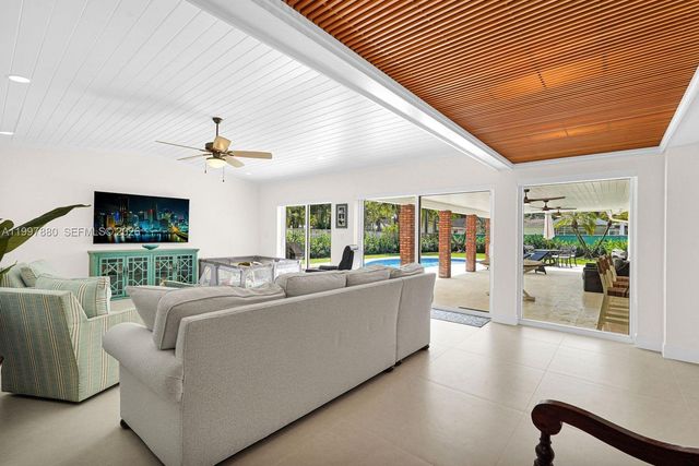 8300 SW 158th St, Palmetto Bay, FL 33157