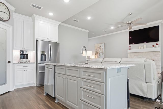 731 Cambridge Bend Cir, Tyler, TX 75703