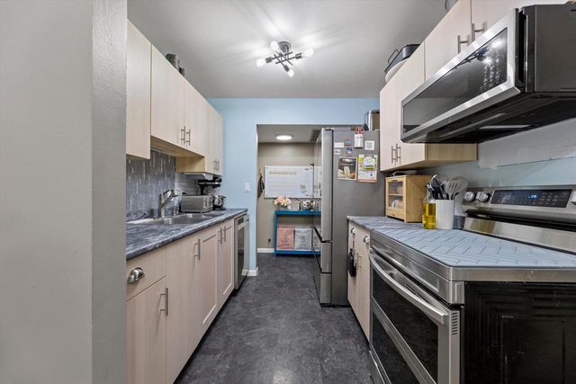 5200 S Tuckaway BOULEVARD #224, Greenfield, WI 53221