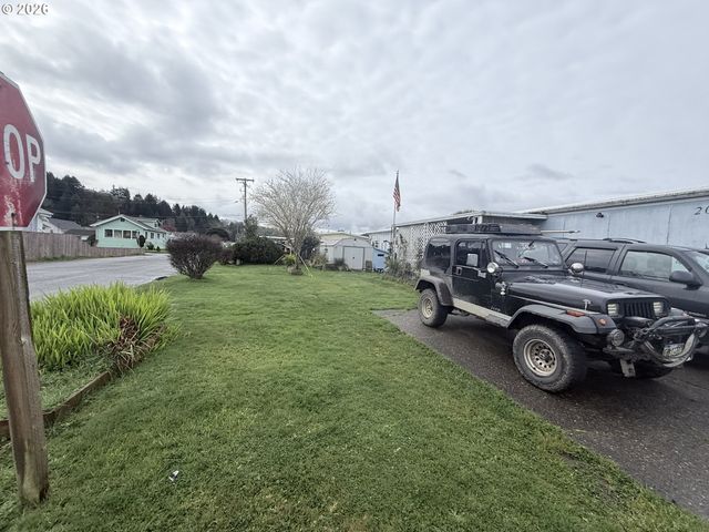 1000 N 8TH St 20, Reedsport, OR 97467