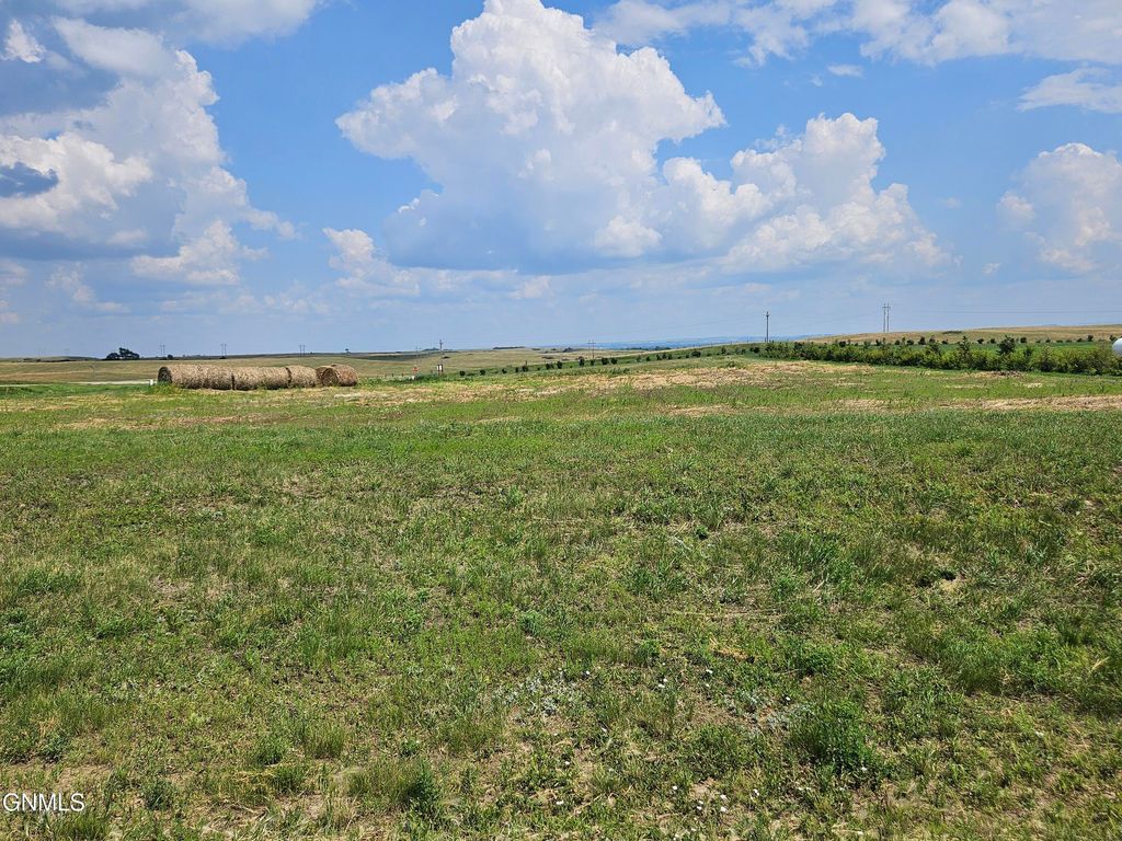 4542 Trailblazer Loop, Mandan, ND 58554 photo 2