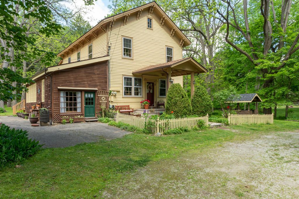 8425 Parshallville Road, Fenton, MI 48430