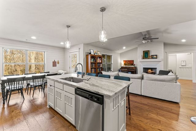 8 Charing Drive, Bella Vista, AR 72714