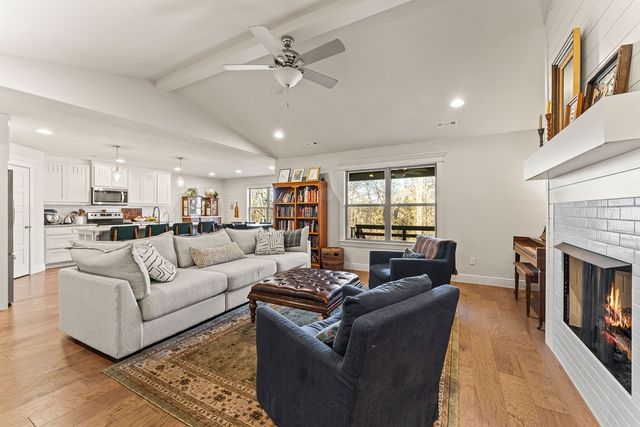 8 Charing Drive, Bella Vista, AR 72714