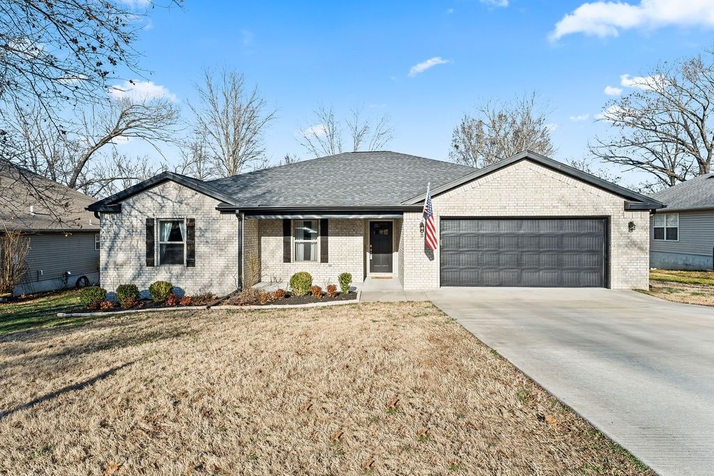 8 Charing Drive, Bella Vista, AR 72714