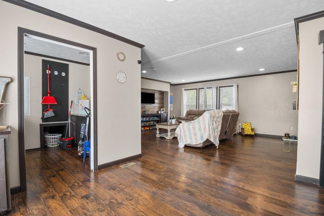 6989 W Laurel Road, London, KY 40741