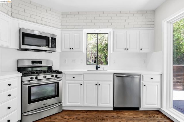 10 Sereno Cir, Oakland, CA 94619