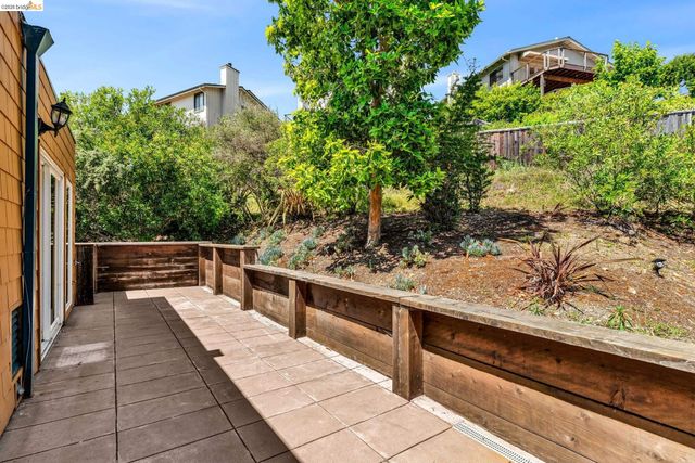 10 Sereno Cir, Oakland, CA 94619