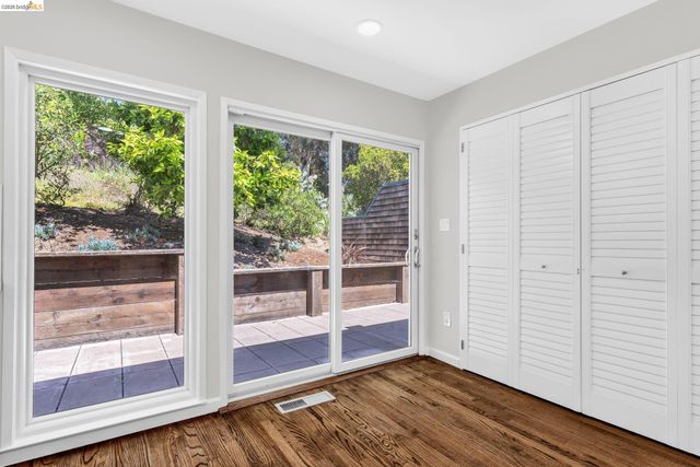 10 Sereno Cir, Oakland, CA 94619
