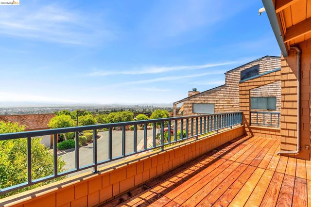 10 Sereno Cir, Oakland, CA 94619