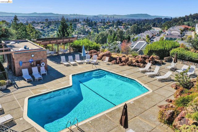 10 Sereno Cir, Oakland, CA 94619