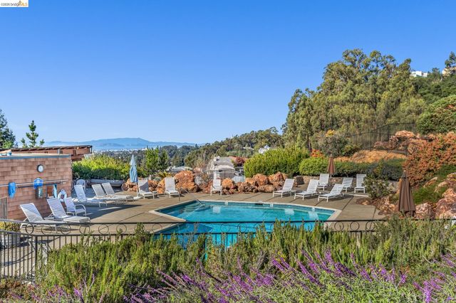 10 Sereno Cir, Oakland, CA 94619