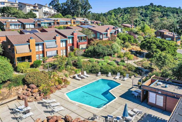 10 Sereno Cir, Oakland, CA 94619